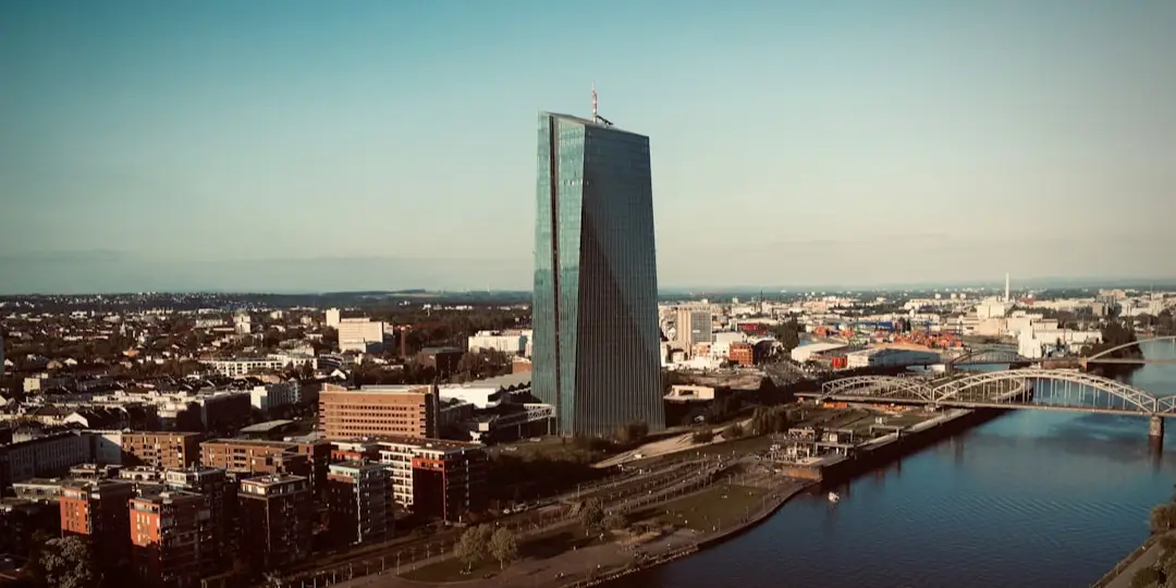 Rappresentazione visiva dell'articolo: Banche centrali: settembre tra tagli, cautela e QT